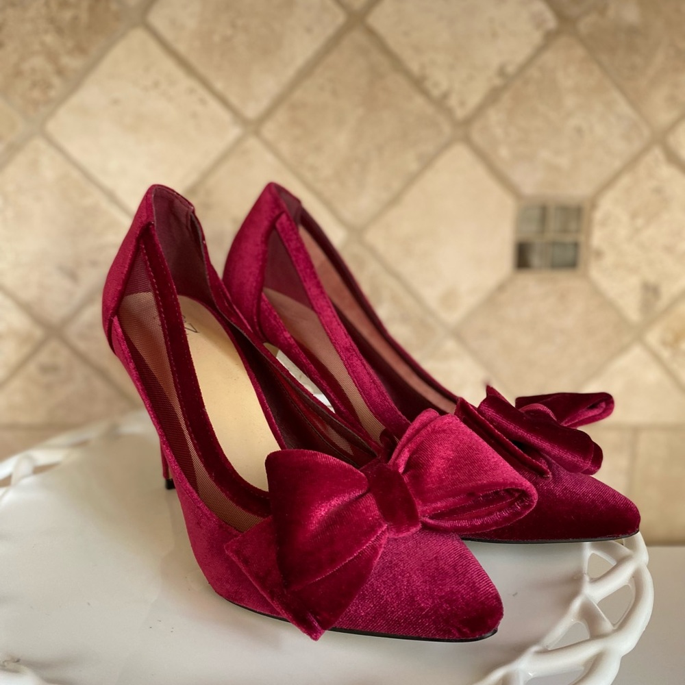 N Y & CO New York & Company Red Velvet Sheer Sided Pumps Pointed Toe Size 9